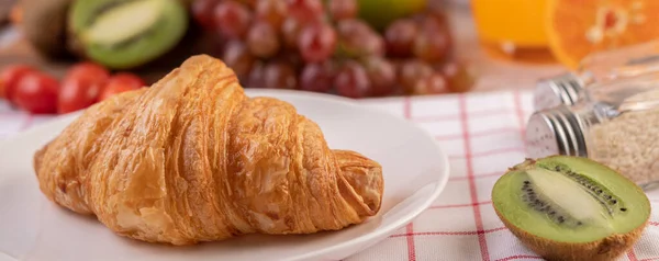 Croissant Placa Branca Com Laranja Kiwi — Fotografia de Stock