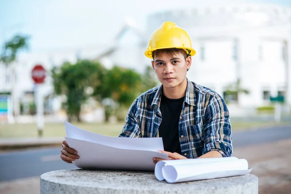 Architect Zat Inspecteerde Het Bouwplan — Stockfoto