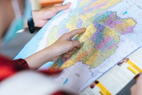 Toerist Wees Met Zijn Vinger Naar Kaart Selectieve Focus — Stockfoto