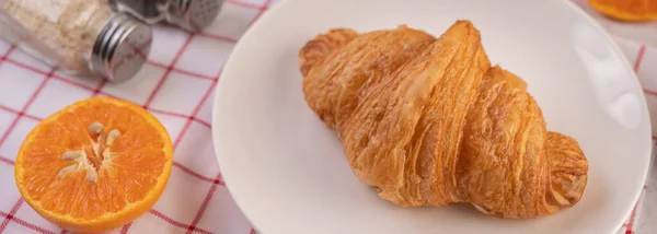 Croissant Placa Branca Com Laranja Kiwi — Fotografia de Stock