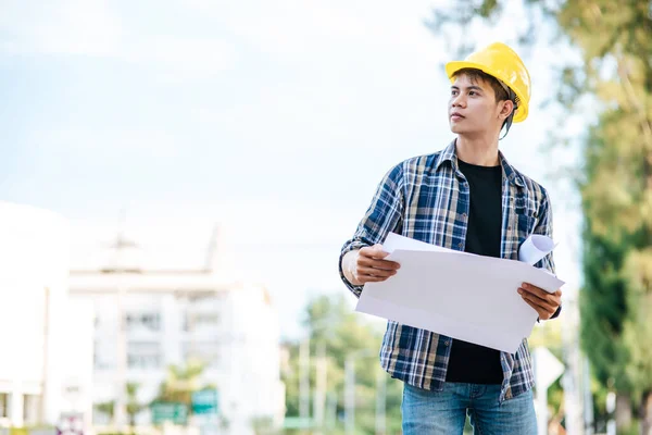 Architekten Halten Den Bauplan Händen Und Prüfen Die Arbeiten — Stockfoto