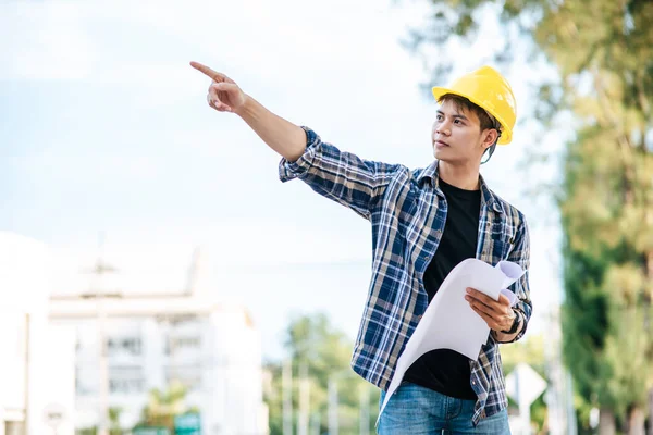 Architekten Halten Den Bauplan Händen Und Prüfen Die Arbeiten — Stockfoto