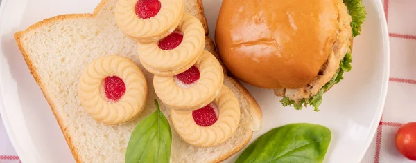 Brotscheiben Gefüllte Brötchen Und Burger Auf Weißem Teller — Stockfoto