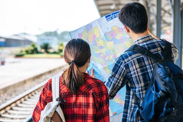 Mężczyźni Kobiety Turyści Patrzą Mapę Obok Torów Kolejowych — Zdjęcie stockowe