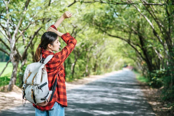 Kadın Turistler Bir Sırt Çantası Taşıyorlar Sokakta Duruyorlar — Stok fotoğraf