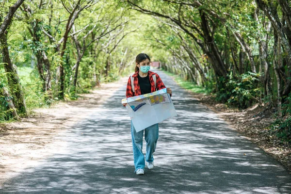 Turistas Femeninas Paran Miran Mapa Carretera — Foto de Stock