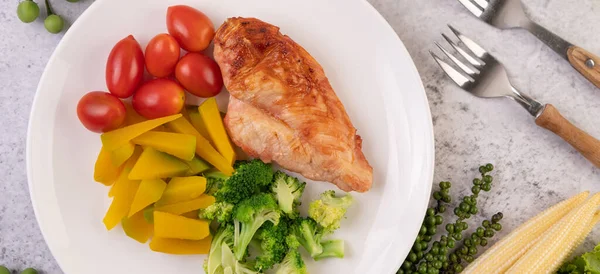 Kycklingbiff Toppad Med Vit Sesam Ärtor Tomater Broccoli Och Pumpa — Stockfoto