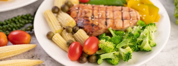 Steak Poulet Garni Sésame Blanc Pois Tomates Brocoli Citrouille Dans — Photo