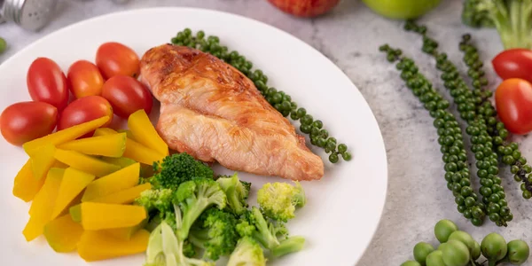 Filete Pollo Cubierto Con Sésamo Blanco Guisantes Tomates Brócoli Calabaza — Foto de Stock