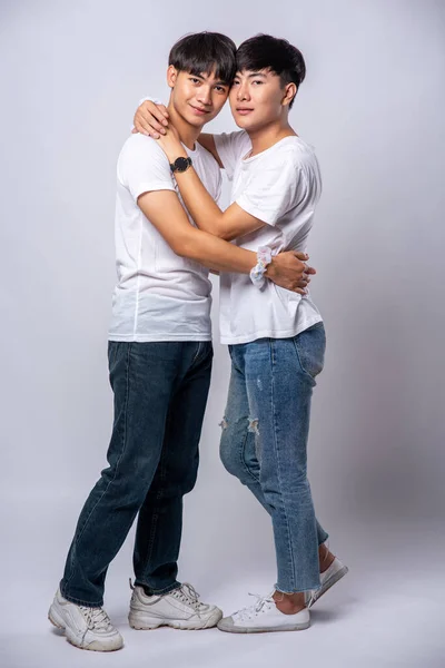 Dwóch Mężczyzn Którzy Się Kochają Szczęśliwie Się Przytulają — Zdjęcie stockowe