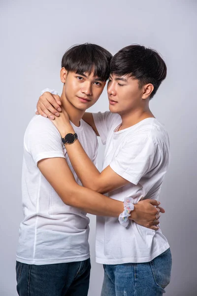 Dwóch Mężczyzn Którzy Się Kochają Szczęśliwie Się Przytulają — Zdjęcie stockowe