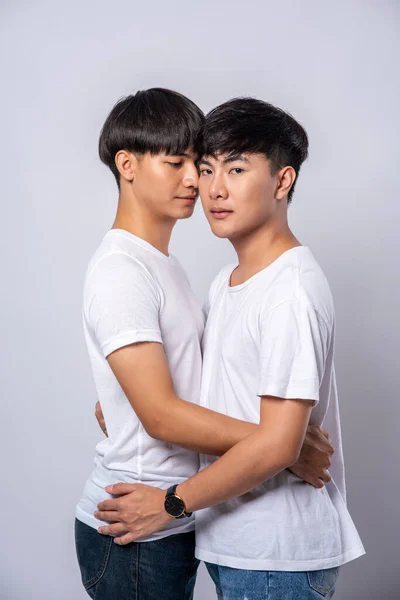 Dos Hombres Que Aman Felizmente Abrazan —  Fotos de Stock