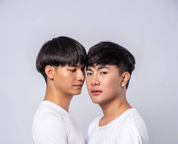 Birbirine Aşık Iki Adam Beyaz Tişörtler Giyip Birbirlerinin Yüzüne Baktılar — Stok fotoğraf