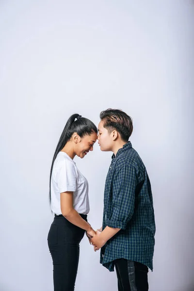 Las Mujeres Parejas Pie Mejilla Fragante — Foto de Stock