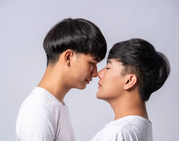 Dois Homens Apaixonados Usando Camisetas Brancas Olharam Para Rostos Outro — Fotografia de Stock