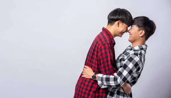 Deux Hommes Qui Aiment Joyeusement Embrassent — Photo