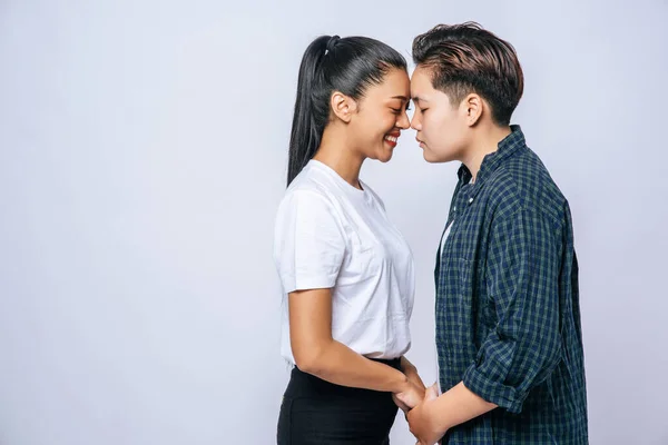 Mulheres Casais Stand Fragrante Bochecha — Fotografia de Stock