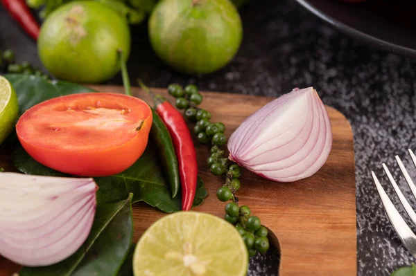 Lök Chili Färsk Peppar Kaffir Limeblad Och Lime Placeras Träskiva — Stockfoto