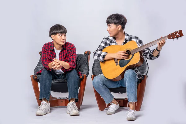 Zwei Junge Männer Saßen Auf Einem Stuhl Und Spielten Gitarre — Stockfoto