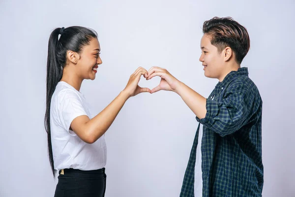 Dos Mujeres Jóvenes Aman Entre Marcan Forma Del Corazón —  Fotos de Stock