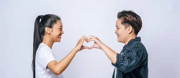 Dos Mujeres Jóvenes Aman Entre Marcan Forma Del Corazón —  Fotos de Stock