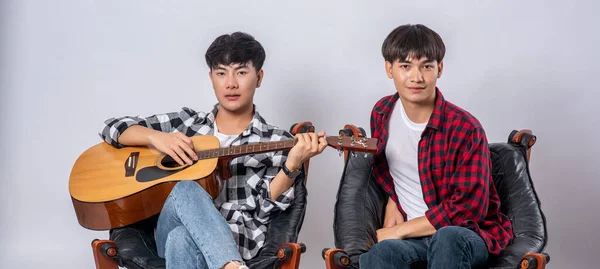 Zwei Junge Männer Saßen Auf Einem Stuhl Und Spielten Gitarre — Stockfoto