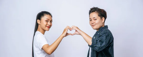 Dos Mujeres Jóvenes Aman Entre Marcan Forma Del Corazón — Foto de Stock