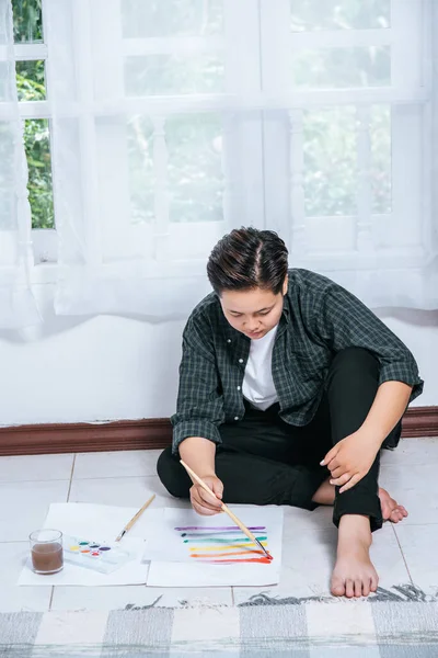 Les Femmes Dessinent Peignent Eau Sur Papier — Photo