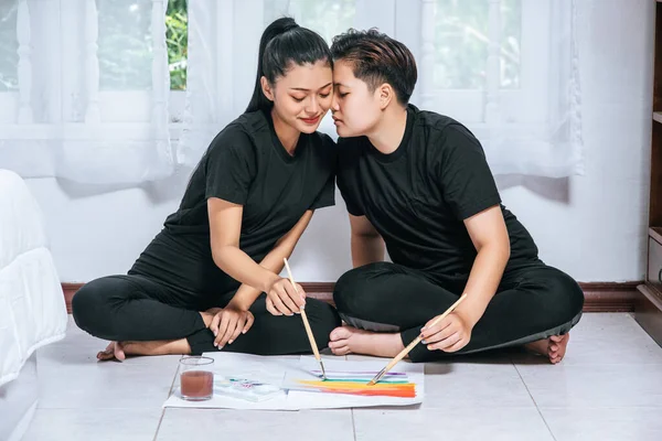 Vrouwelijke Paren Tekenen Schilderen Papier — Stockfoto