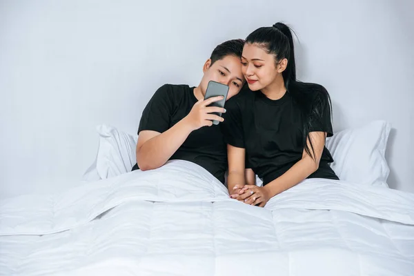 Twee Liefdevolle Vrouwen Slapen Spelen Smartphones — Stockfoto