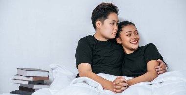 İki kadın çift yatakta birbirlerine sarıldılar..