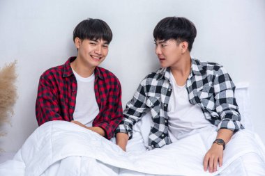 İki sevilen genç adam yatakta yattı..