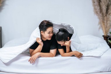 İki sevilen genç kadın yatakta yattı..