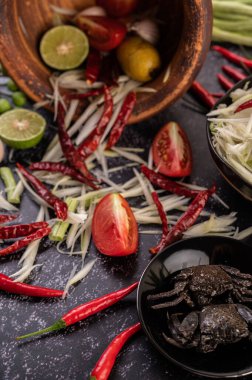 Papaya salatası malzemeleri arasında papaya, turşulu yengeç, patlıcan, domates, ıhlamur, biber, sarımsak ve mayalanmış balık yer alıyor..