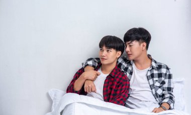 İki sevilen genç adam yatakta yattı..