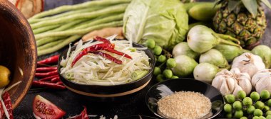 Papaya salatası malzemeleri arasında papaya, turşulu yengeç, patlıcan, domates, ıhlamur, biber, sarımsak ve mayalanmış balık yer alıyor..