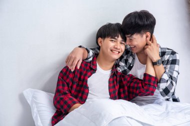 İki sevilen genç adam yatakta yattı..