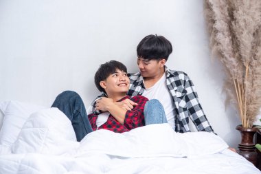 İki sevilen genç adam yatakta yattı..