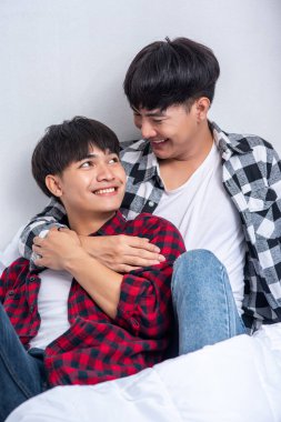 İki sevilen genç adam yatakta yattı..