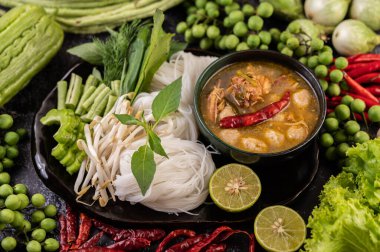 Biber, kavun, mercimek, limon, sarımsak ve patlıcanla karıştırılmış pirinç eriştesi ve hindistan cevizi sütü..