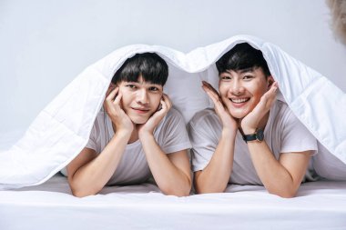 İki sevilen genç adam yatakta yattı..