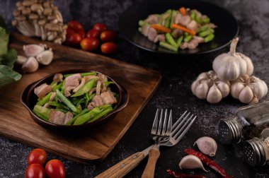 Kızarmış lahana ve ahşap bir tabakta domuz göbeği..