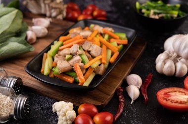 Kızarmış havuç ve domuz etli salatalık..