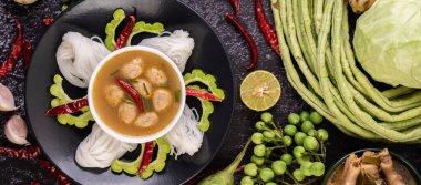 Biber, kavun, mercimek, limon, sarımsak ve patlıcanla karıştırılmış pirinç eriştesi ve hindistan cevizi sütü..