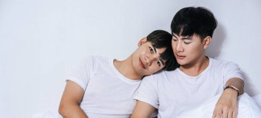 İki sevilen genç adam yatakta yattı..