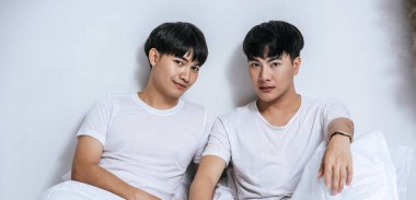 İki sevilen genç adam yatakta yattı..