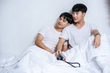 İki sevilen genç adam yatakta yattı..