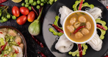 Biber, kavun, mercimek, limon, sarımsak ve patlıcanla karıştırılmış pirinç eriştesi ve hindistan cevizi sütü..