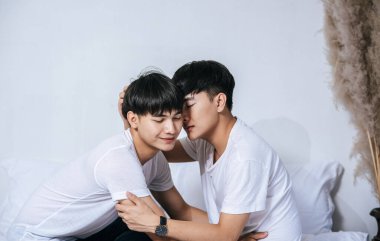 Birbirini seven iki genç adam kucaklaştı ve güzel kokulu yanaklar kokladı..