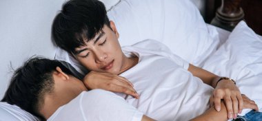 İki sevilen genç adam yatakta yattı..